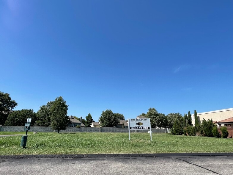 7718-7730 E. 37th St., Wichita, KS à vendre - Photo du bâtiment - Image 2 de 7