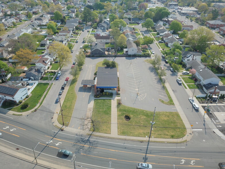 651 Newbridge Rd, East Meadow, NY à vendre - Photo du bâtiment - Image 1 de 1