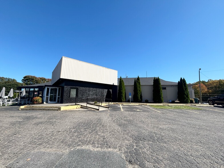 7843 North Point Blvd, Winston-Salem, NC for sale - Building Photo - Image 2 of 10