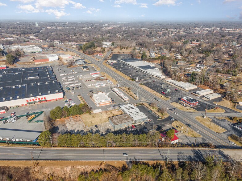 325 US Highway 70 SW, Hickory, NC à vendre - Photo du bâtiment - Image 3 de 14