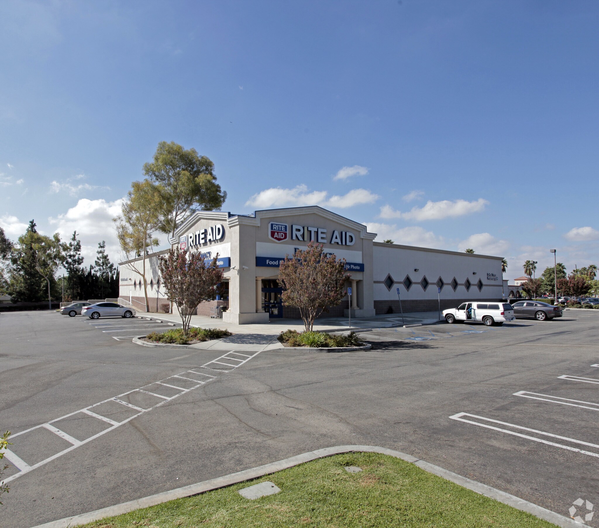 1700 W Whittier Blvd, La Habra, CA à louer Photo du bâtiment- Image 1 de 4