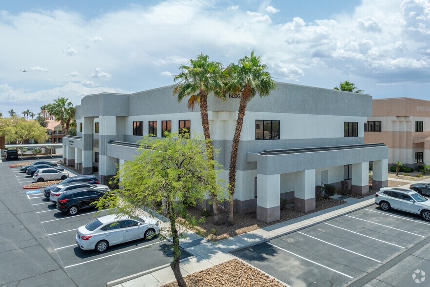 2920 N Green Valley Pky, Henderson, NV à louer - Photo du bâtiment - Image 2 de 8