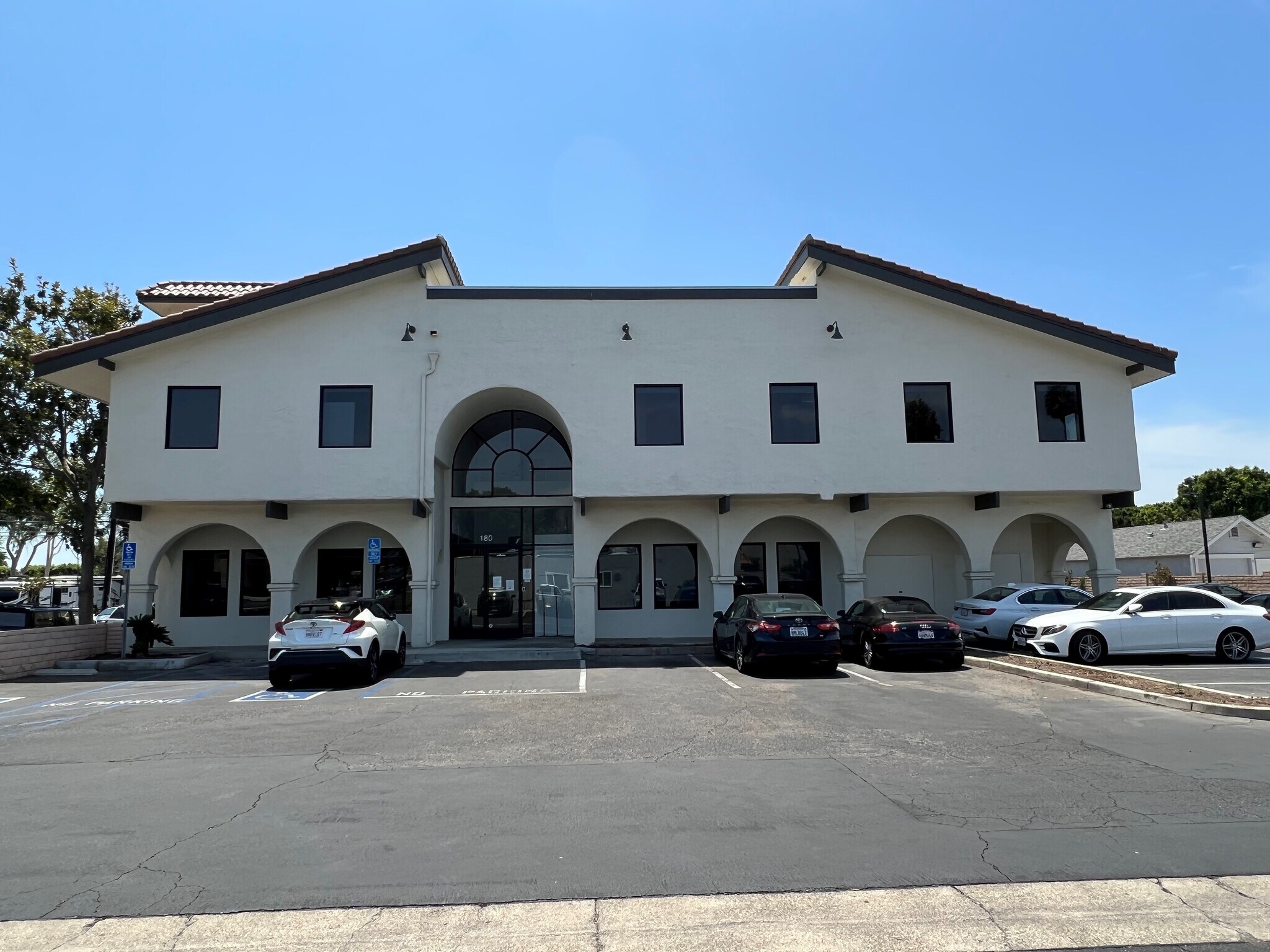 180 S Prospect Ave, Tustin, CA à louer Photo du bâtiment- Image 1 de 3