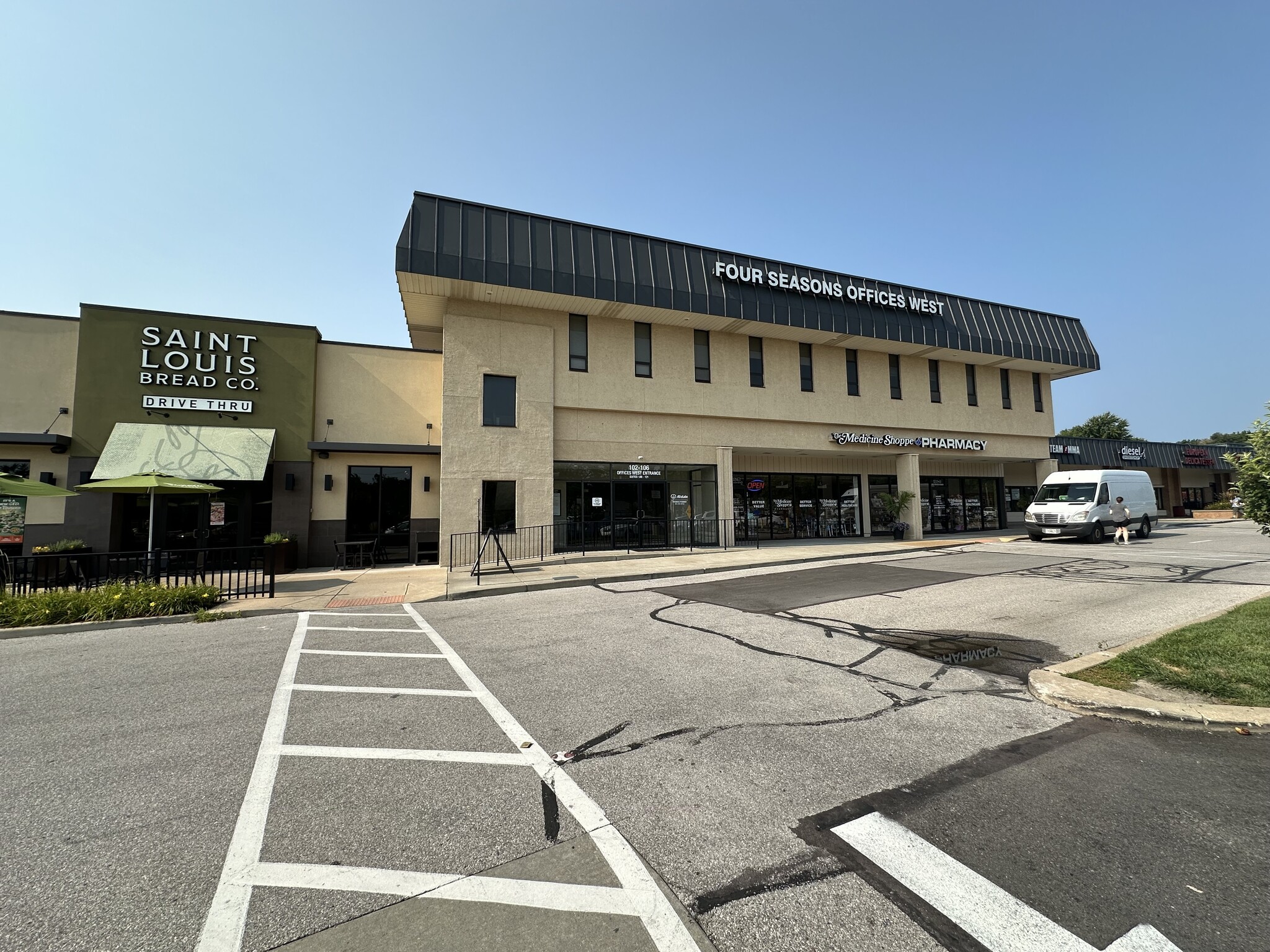 100-176 Four Seasons Shopping Ctr, Chesterfield, MO à louer Photo du b timent- Image 1 de 5