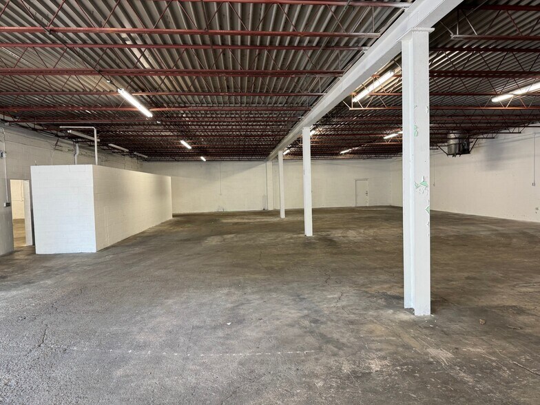 1433 W Lark Industrial Dr, Fenton, MO à louer - Photo du bâtiment - Image 3 de 7