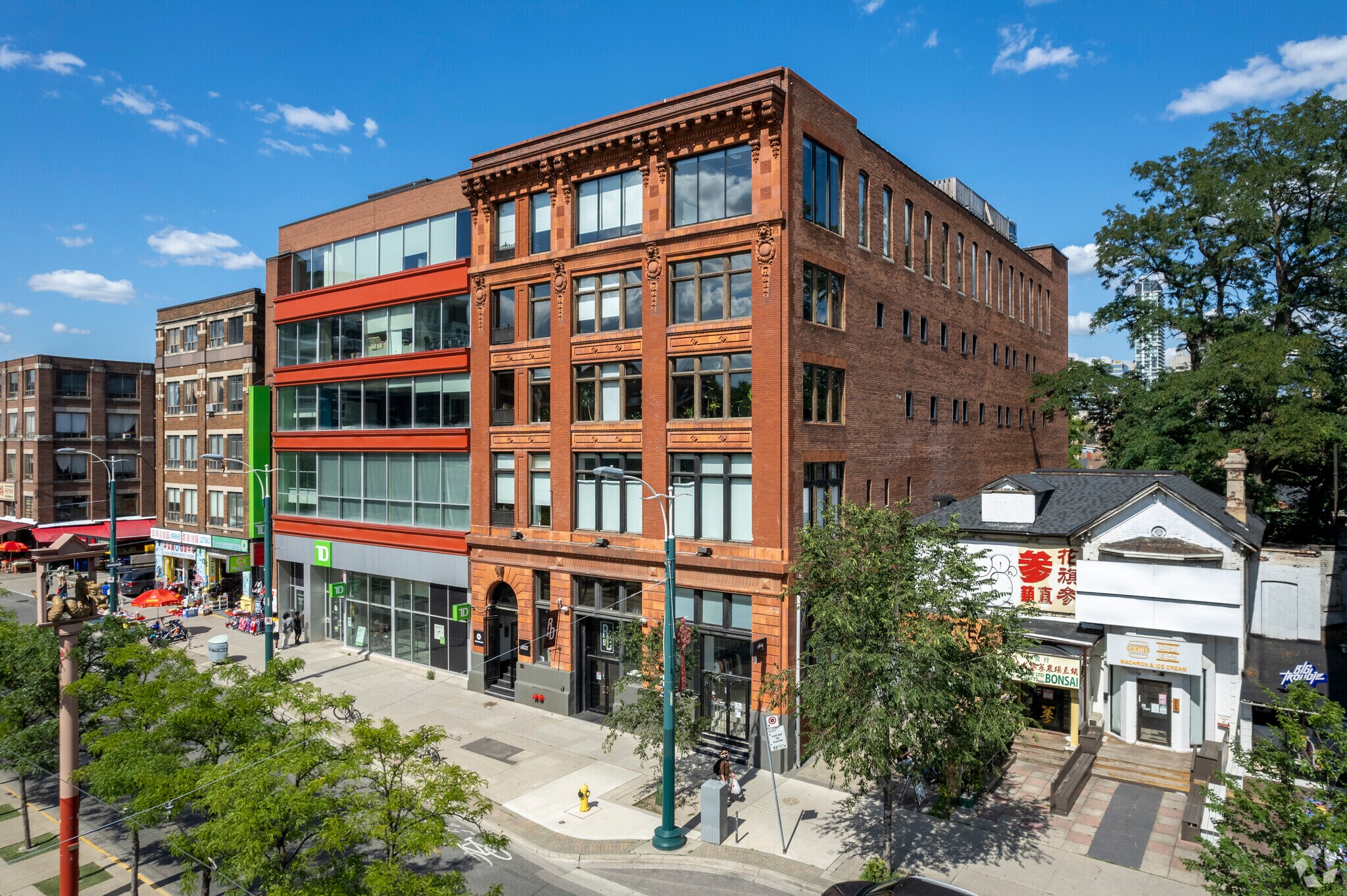 241 Spadina Ave, Toronto, ON à louer Photo du bâtiment- Image 1 de 8