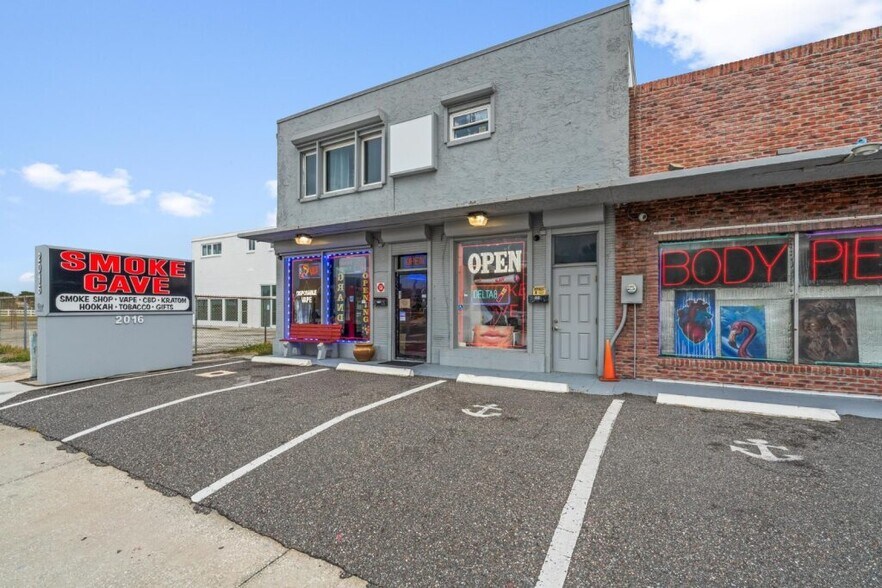 2016 S Atlantic Ave, Daytona Beach, FL à vendre - Photo du bâtiment - Image 2 de 14