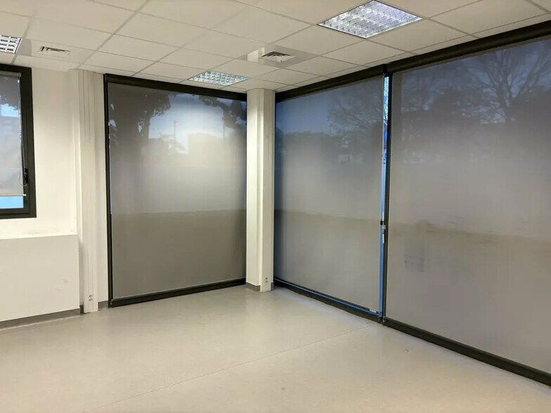 Retail in Vaulx-en-Velin for lease - Interior Photo - Image 3 of 7