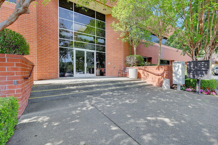 1568 Creekside Dr, Folsom, CA à louer - Photo du bâtiment - Image 2 de 6