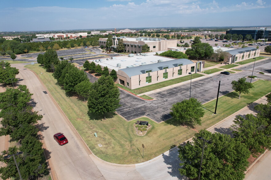 3201 Quail Springs Pky, Oklahoma City, OK for lease - Building Photo - Image 1 of 3