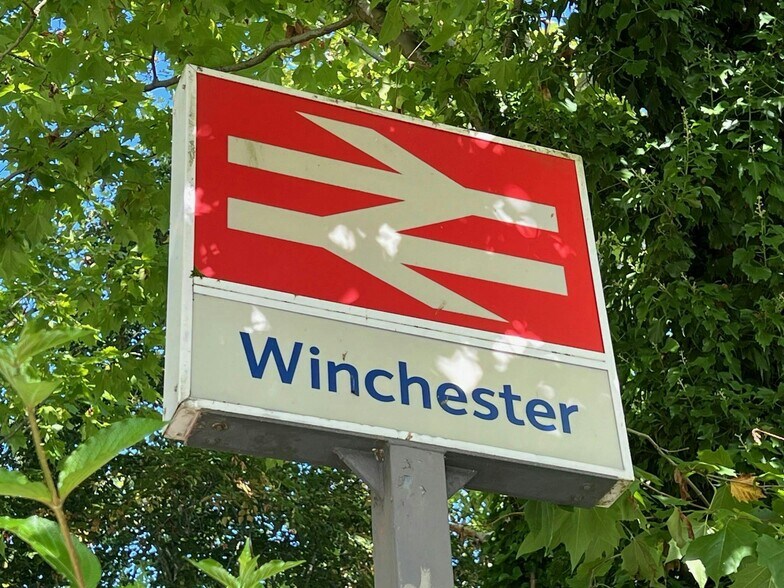 10-14 Andover Rd, Winchester à louer - Photo du bâtiment - Image 3 de 5