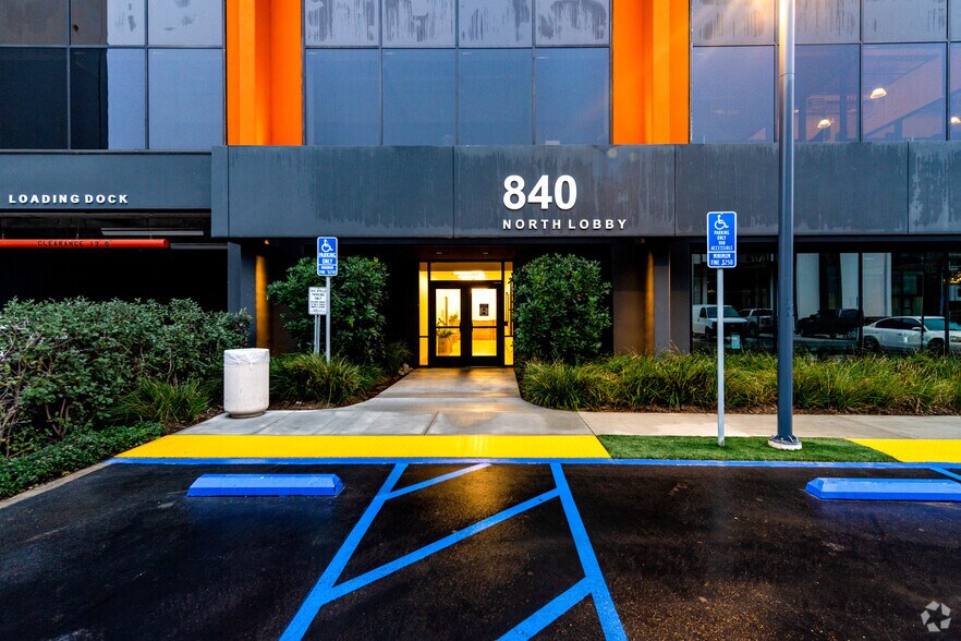 880 Apollo St, El Segundo, CA à louer - Photo du bâtiment - Image 2 de 10