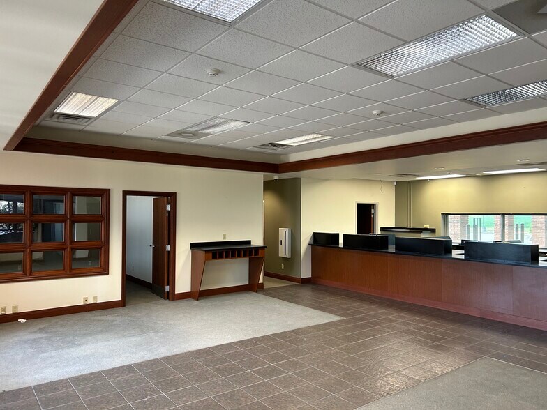 1661 E Jackson St, Macomb, IL for lease - Building Photo - Image 2 of 11