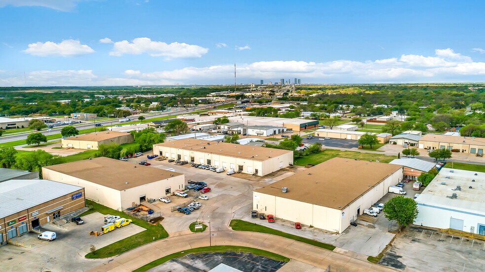 2355 Pecan Ct, Haltom City, TX à louer - Photo du bâtiment - Image 2 de 34