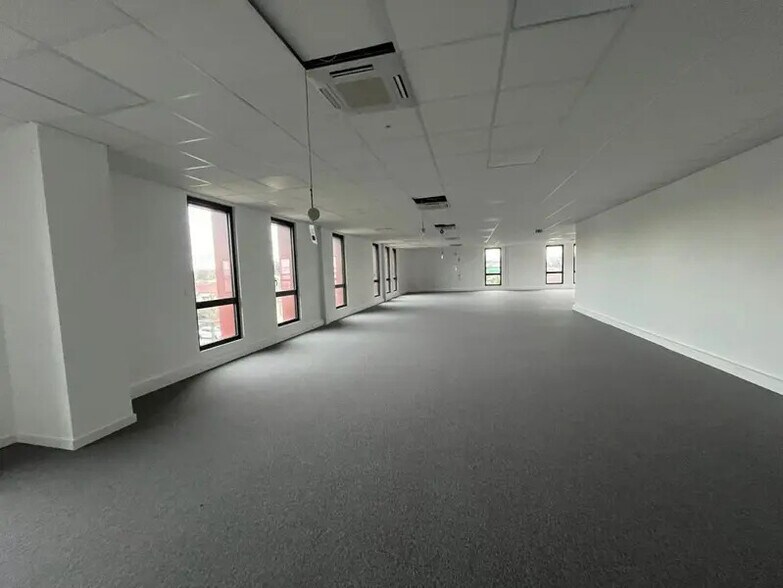 1 Chemin Du Plateau, Dardilly for lease - Building Photo - Image 2 of 9