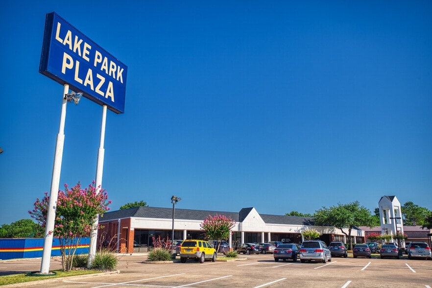359 Lake Park Rd, Lewisville, TX à louer - Photo du bâtiment - Image 2 de 3