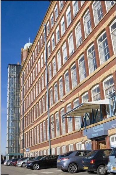 Broadstone Rd, Stockport à louer - Photo du bâtiment - Image 3 de 9