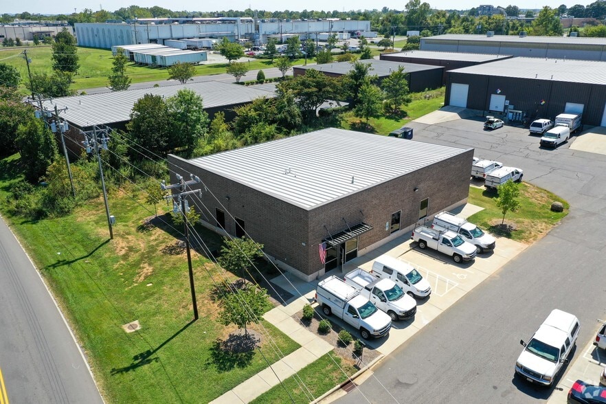 1319 Continental Blvd, Charlotte, NC for lease - Primary Photo - Image 1 of 6