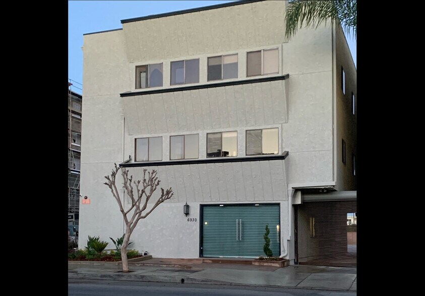 6930 Owensmouth Ave, Canoga Park, CA à louer - Photo du bâtiment - Image 1 de 16