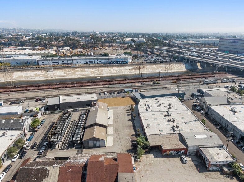 Hyperloop Campus portefeuille de 3 propriétés à vendre sur LoopNet.ca - Photo du bâtiment - Image 1 de 16