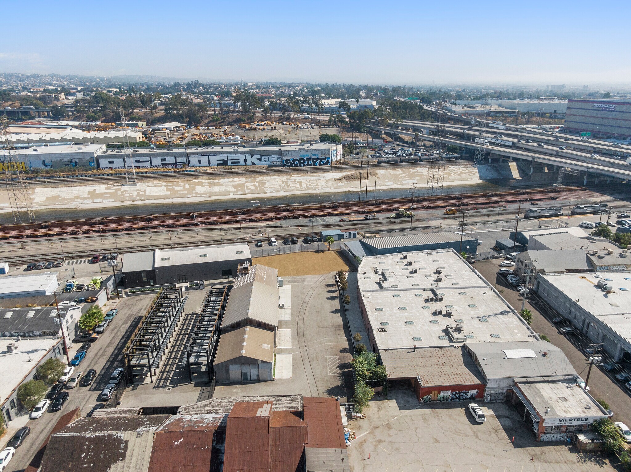 Hyperloop Campus portefeuille de 3 propriétés à vendre sur LoopNet.ca Photo du bâtiment- Image 1 de 17