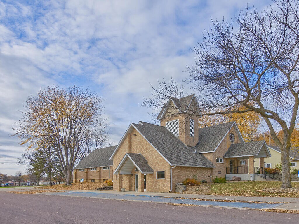 410 1st St N, Winsted, MN à vendre Photo du bâtiment- Image 1 de 42