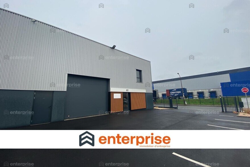 Flex in Wattrelos for lease - Building Photo - Image 1 of 4