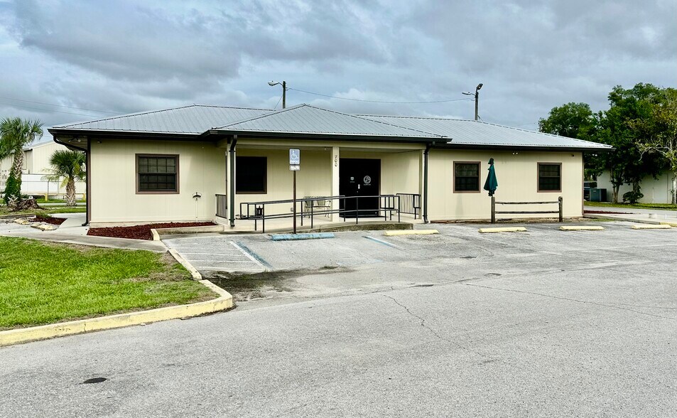 700 N Central Ave, Umatilla, FL à louer - Photo du bâtiment - Image 3 de 8