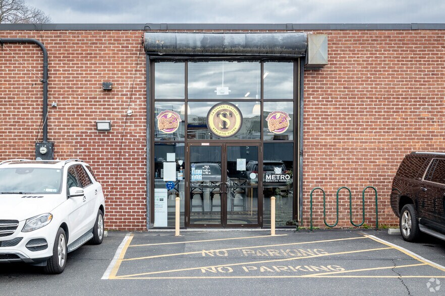 43-45 Channel Dr, Port Washington, NY à vendre - Photo du bâtiment - Image 2 de 7