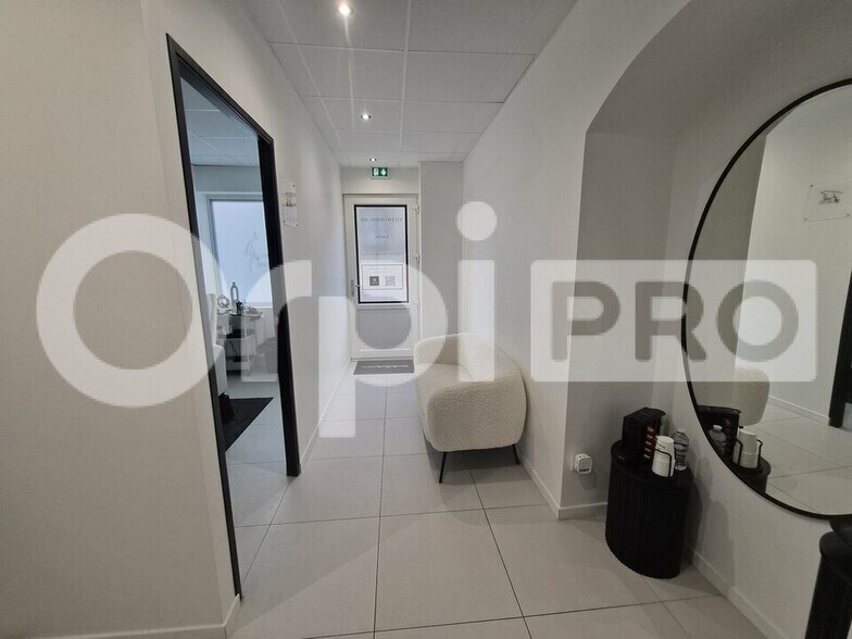 Retail in Reims for lease - Interior Photo - Image 2 of 11