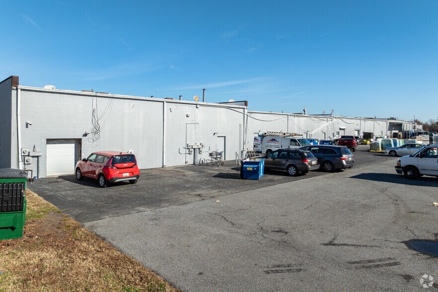 340-398 Thompson Creek Mall, Stevensville, MD for lease - Building Photo - Image 2 of 4