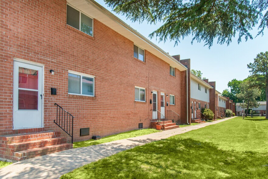 1625 W Pembroke Ave, Hampton, VA à vendre - Photo du bâtiment - Image 2 de 12