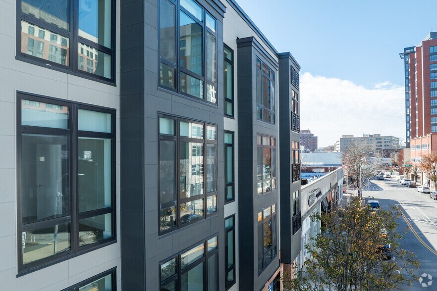 199 E Post Rd, White Plains, NY à vendre - Photo du bâtiment - Image 3 de 21