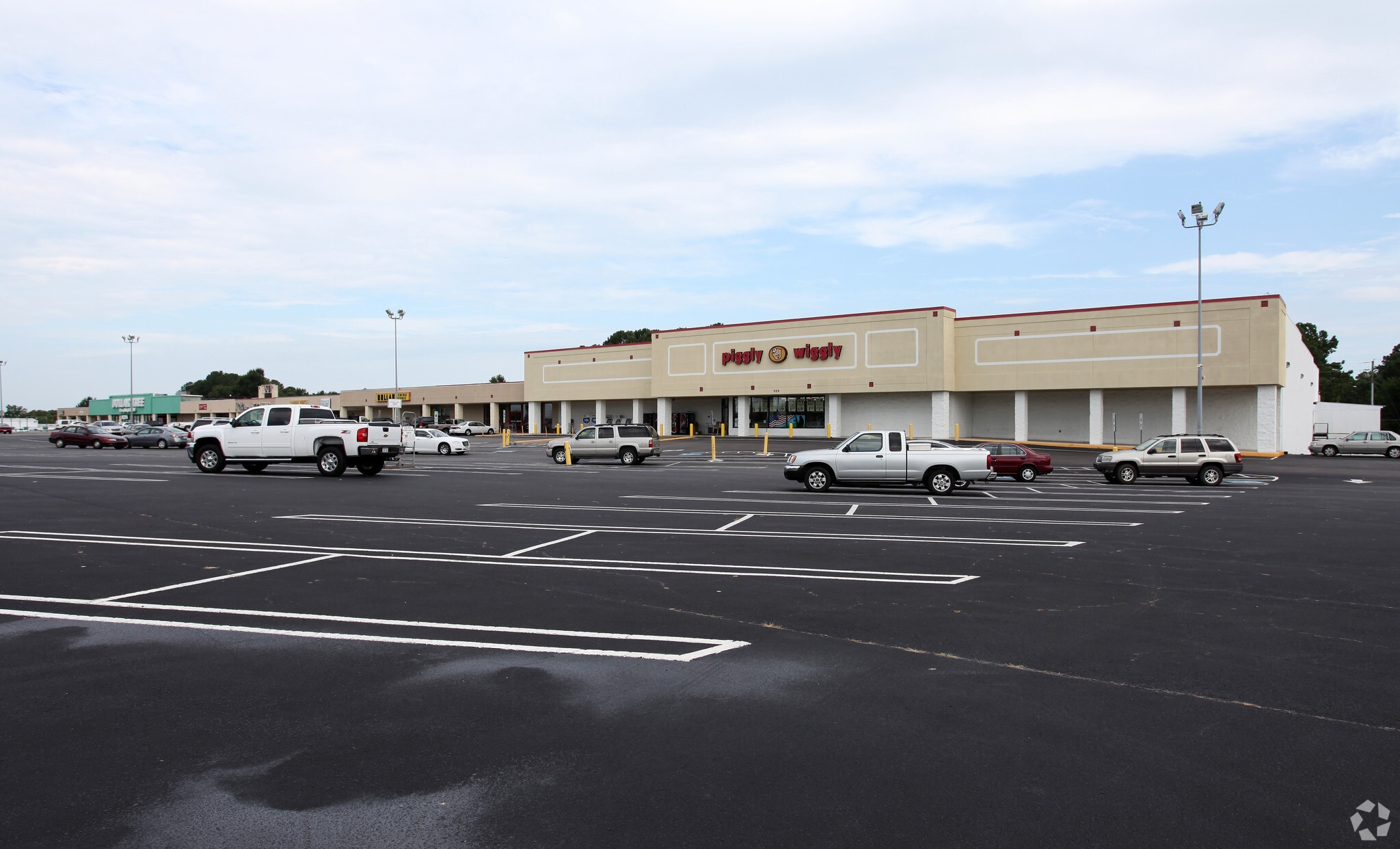 506-550 W Gannon Ave, Zebulon, NC for lease Primary Photo- Image 1 of 7