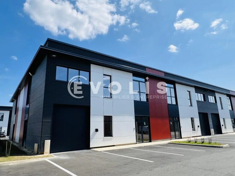 555 Avenue Marguerite Perey, Lieusaint à louer - Photo du bâtiment - Image 2 de 13