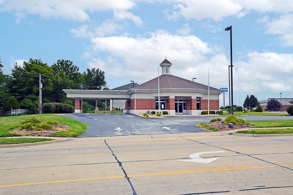 104 Regency Park Dr, O'Fallon, IL for lease Building Photo- Image 1 of 17