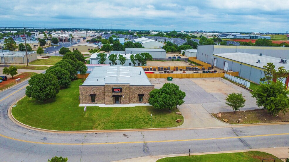 8200 Glade Ave, Oklahoma City, OK à louer - Photo du bâtiment - Image 2 de 3