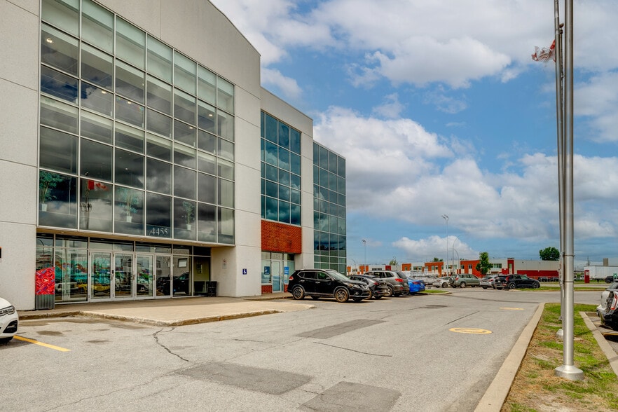 4451-4479 Aut Laval Ouest (A-440), Laval, QC à louer - Photo du bâtiment - Image 3 de 23