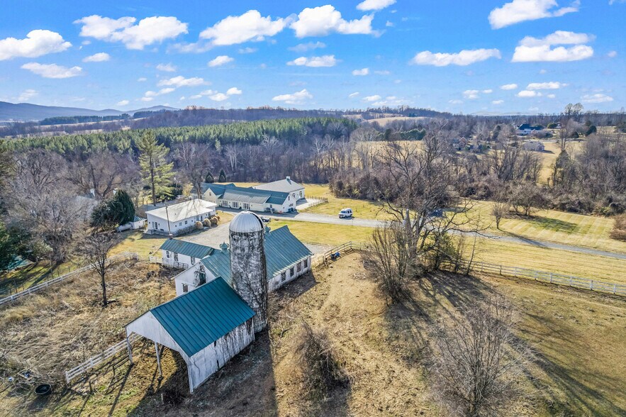 23130 Briar Patch Ln, Middleburg, VA à louer - Photo du bâtiment - Image 3 de 5