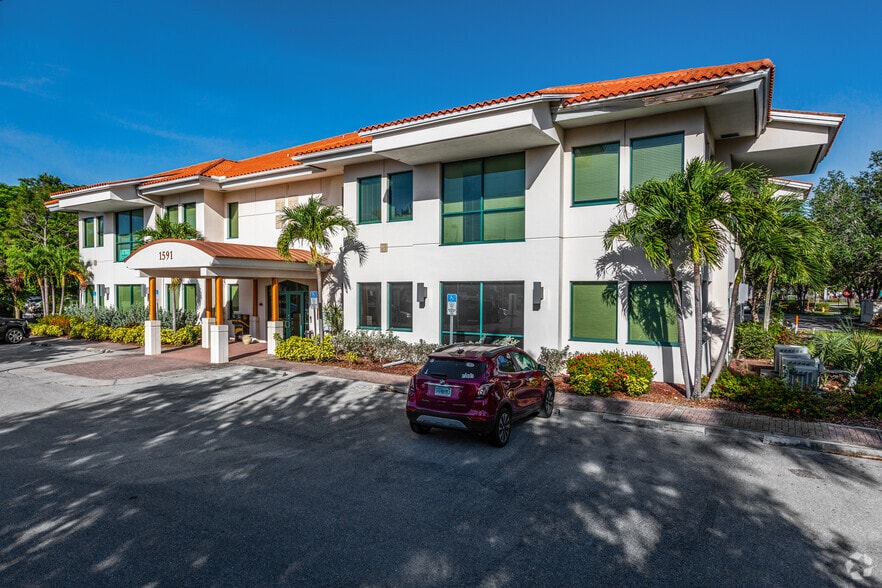 1591 Hayley Ln, Fort Myers, FL for lease - Primary Photo - Image 1 of 15