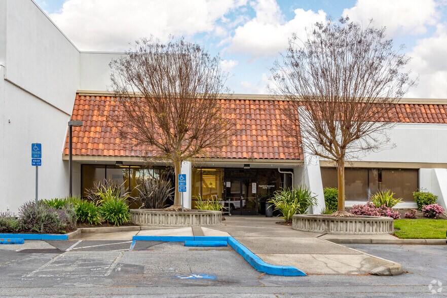 521 Cottonwood Dr, Milpitas, CA à louer - Photo du bâtiment - Image 3 de 13