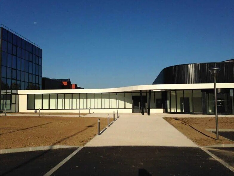 8 Rue Du Maréchal De Lattre De Tassigny, Élancourt à louer - Photo du bâtiment - Image 2 de 7