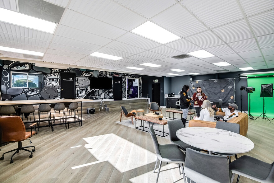 6746 Valjean Ave, Van Nuys, CA for lease - Interior Photo - Image 3 of 26