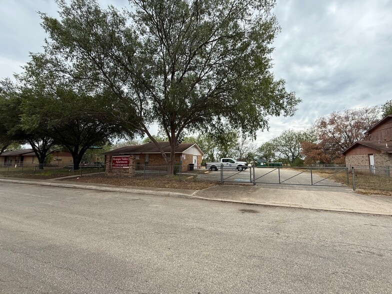 Remigio Duplex Portfolio + 8 Acres portfolio of 43 properties for sale on LoopNet.ca - Building Photo - Image 2 of 10