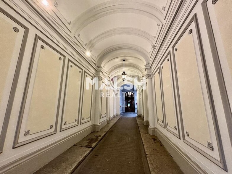 Office in Lyon for lease - Lobby - Image 2 of 11