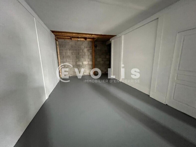 8 Rue Georges Polossat, Saint-Laurent-de-Mure for lease - Interior Photo - Image 3 of 18