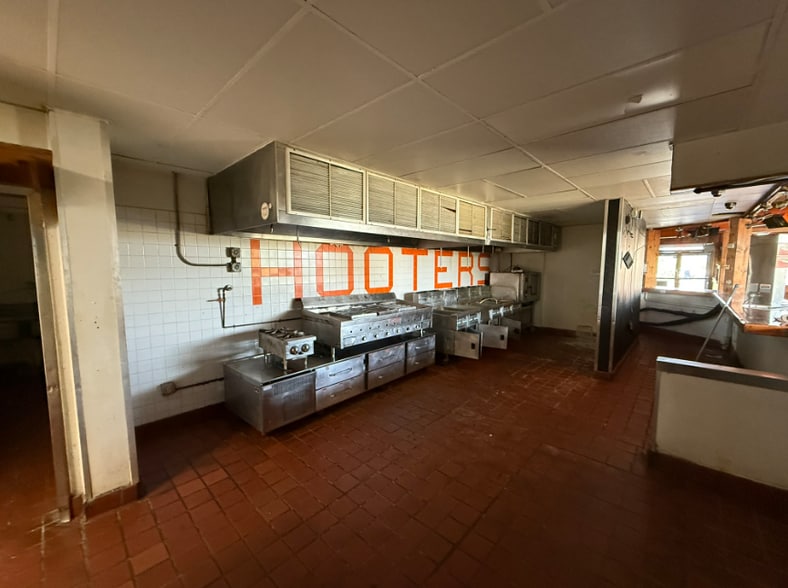 21250 Eureka Rd, Taylor, MI for lease - Interior Photo - Image 2 of 5