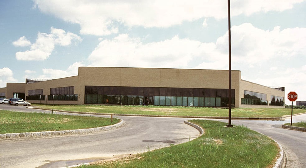 8 Clarke Dr, Cranbury, NJ for lease - Building Photo - Image 2 of 12