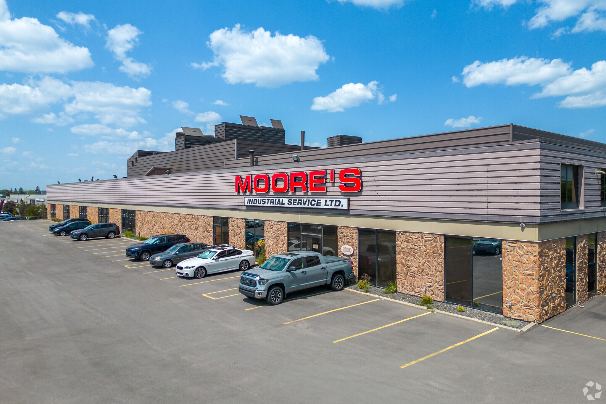 Industrial Sale Leaseback Investment portefeuille de 3 propriétés à vendre sur LoopNet.ca Photo principale- Image 1 de 4