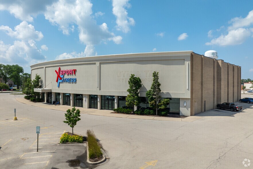 9210 N Milwaukee Ave, Niles, IL for sale - Building Photo - Image 2 of 4